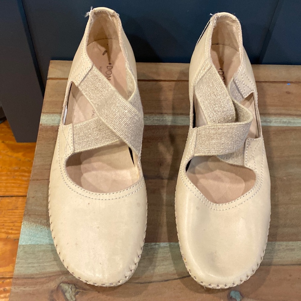 Donal j Pliner cream Mary Jane style with elastic straps